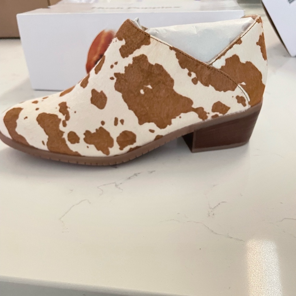 NEW Hush Puppies Women's Cream & White Cow Print Flat and Loafer Shoes Size 8.5 - Picture 8 of 12